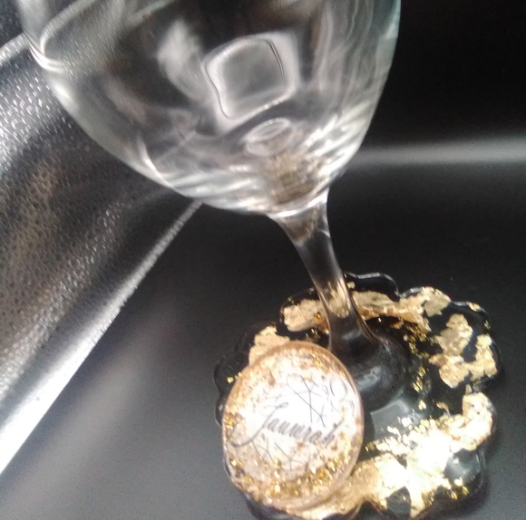 Personalized wine glass with attached coaster - Picture 3 of 3